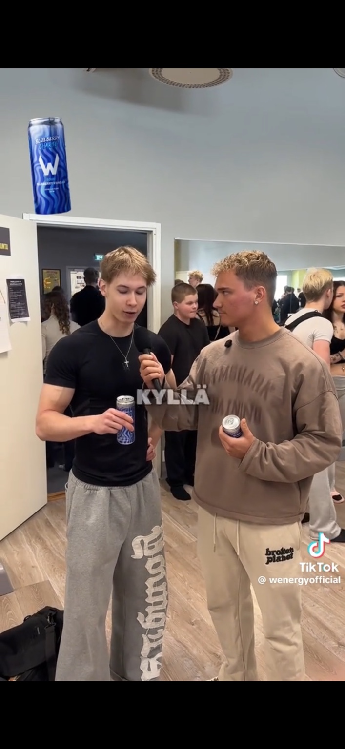 Alex Immonen haastattelee osallistujaa Wenergy-tapahtumassa